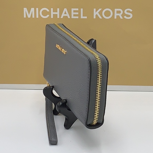MICHAEL KORS LARGE TRAVEL CONTINENTAL WRISTLET WALLET HEATHER GREY COLOR
NWT - Picture 2 of 16